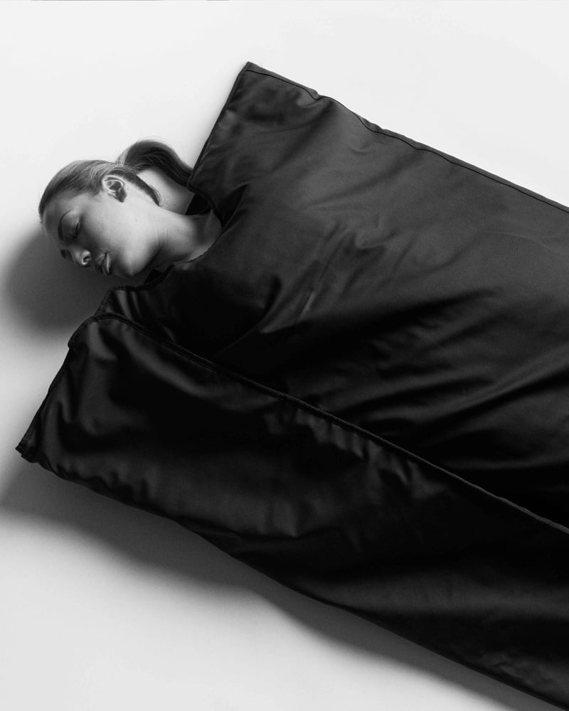 Flowlife Flowsauna Blanket Pro Infrared Sauna Blanket - Black - lying in the blanket