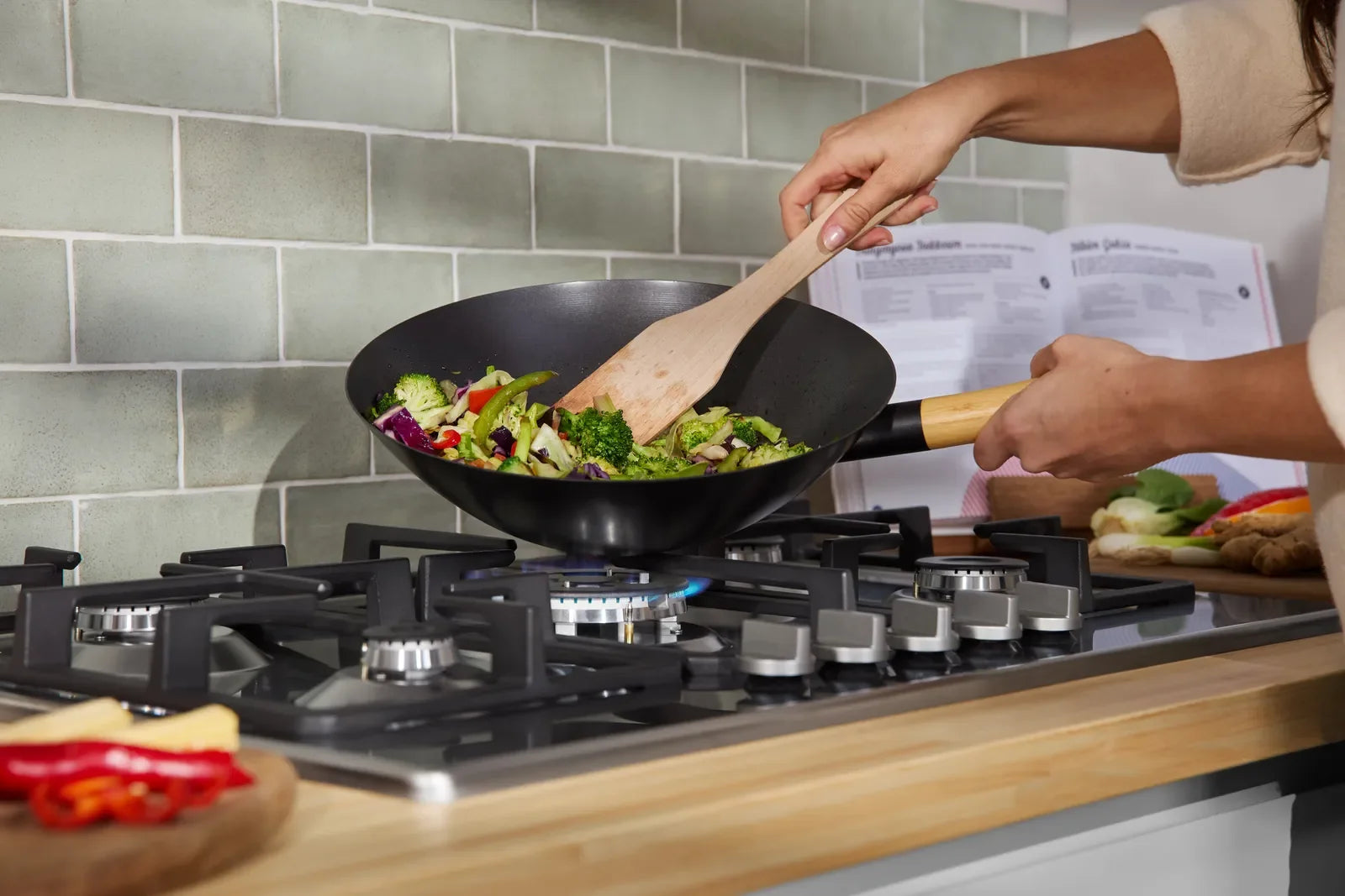Bosch PGQ7B5K90 Series 4 75cm 5 burner gas hob with central wok burner in Stainless Steel