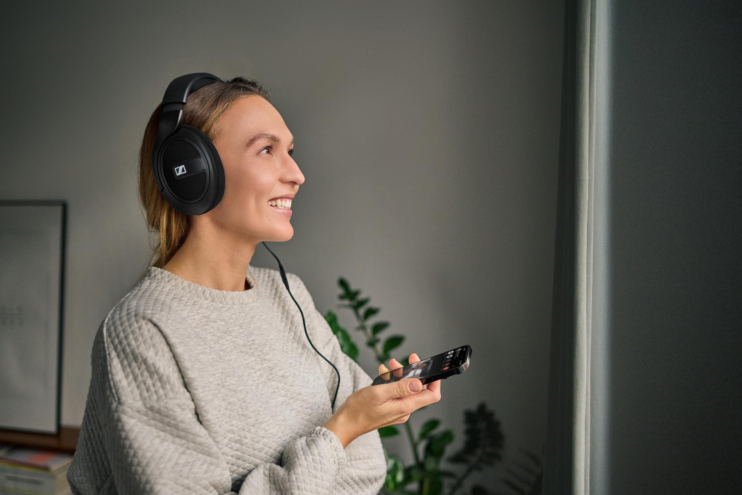 Sennheiser HD 569 Closed-Back Headphones Black — lifestyle/wide shot