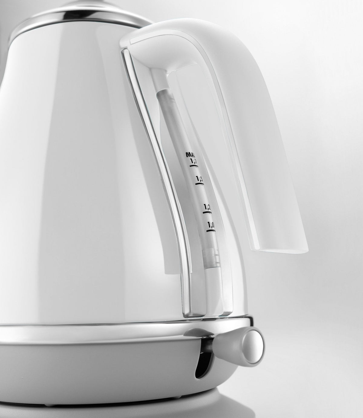 De'Longhi Icona Capitals Kettle - White - water level indicator and chrome detail