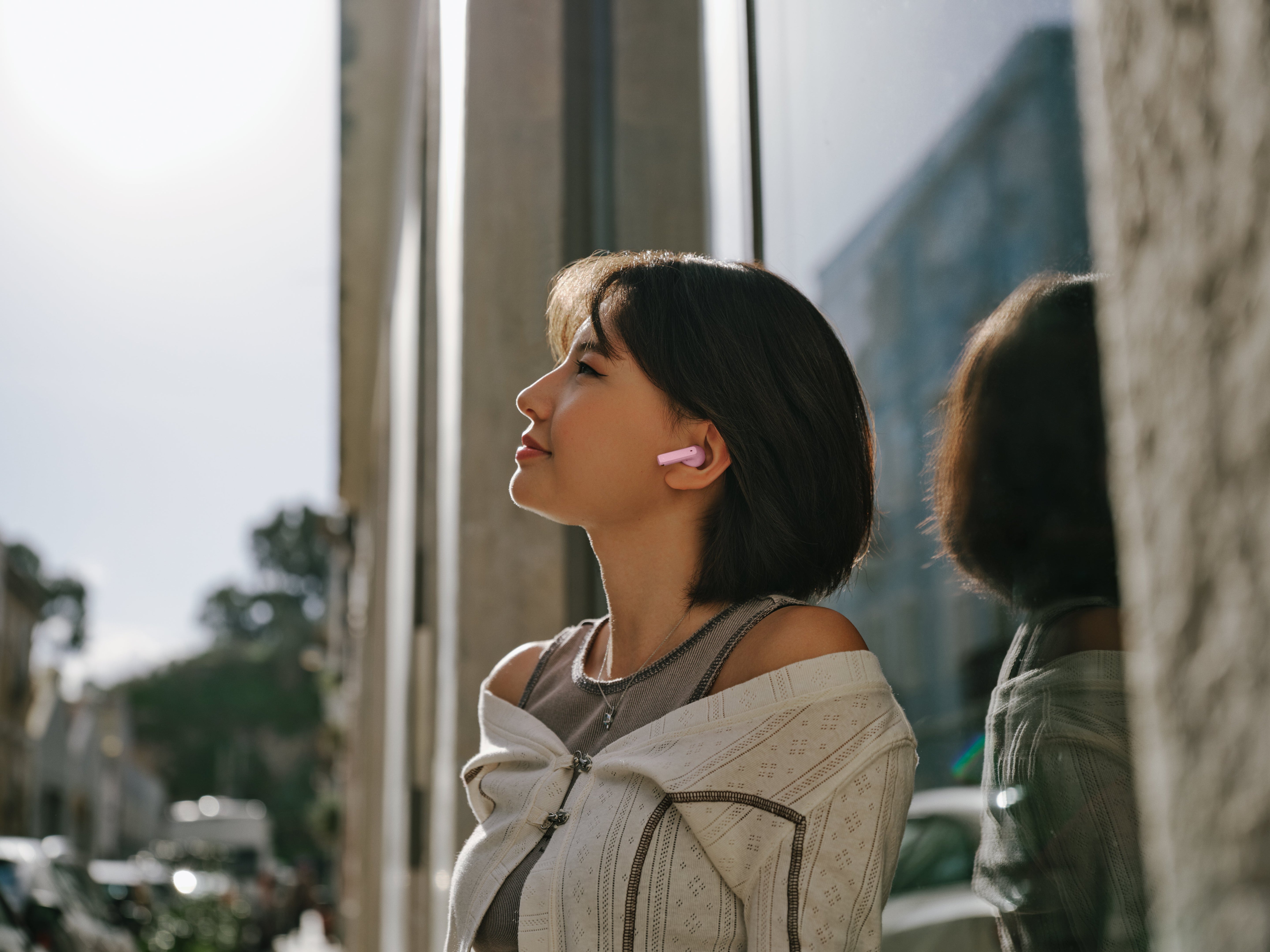 Sennheiser ACCENTUM Open True Wireless Earphones Mousse — lifestyle, worn outdoors